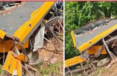 ट्रेन से भिड़ी स्कूल वैन, 2 छात्रों की मौके पर मौत और 5 घायल