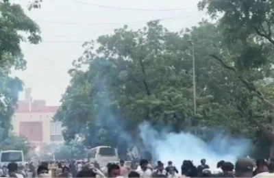 संसद के पास बिगड़े हालात, प्रदर्शनकारियों को रोकने के लिए पुलिस ने दागे आंसू गैस के गोले