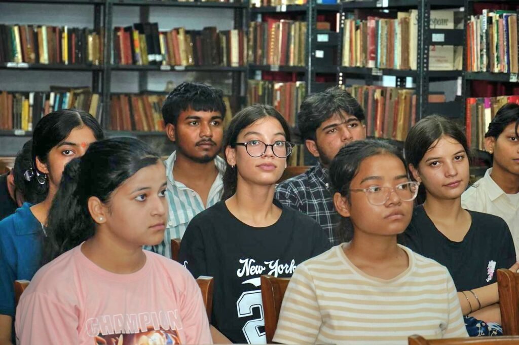 लाजपत राय पुस्तकालय ने नवागंतुक विद्यार्थियों के लिए ‘यूज़र ओरिएंटेशन प्रोग्राम‘  किया
