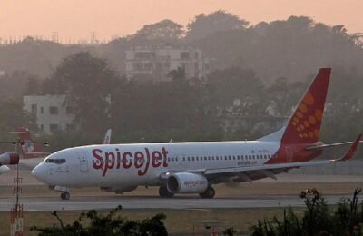 मुंबई में भारी बारिश का असर, उड़ानों पर रुकावट