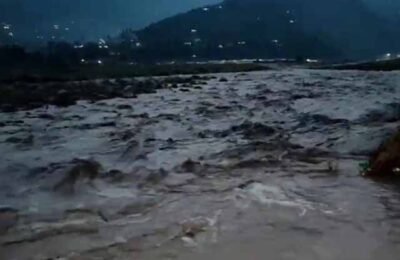 अचानक आई बाढ़, बीच नदी में फंसे 3 लोग