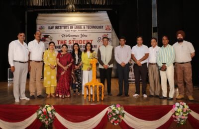 DAVIET के इंडक्शन कार्यक्रम में विशेषज्ञों ने विद्यार्थियों को उत्कृष्टता और नवाचार के लिए किया प्रेरित