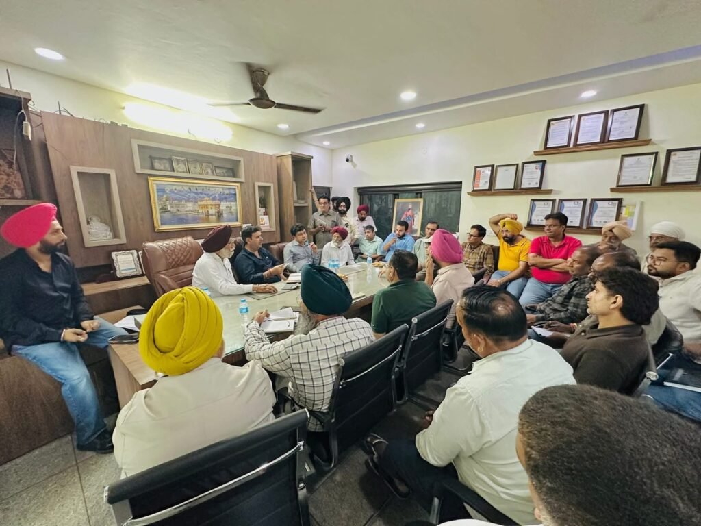 ਇੰਡਸਟਰੀਅਲ ਏਰੀਆ ਦੇ ਦੌਰੇ ਦੌਰਾਨ ਉਦਯੋਗਪਤੀਆਂ ਨਾਲ ਅਹਿਮ ਮੀਟਿੰਗ ਕਰਕੇ ਉਨ੍ਹਾਂ ਦੀਆਂ ਸਮੱਸਿਆਵਾਂ ਨੂੰ ਧਿਆਨ ਨਾਲ ਸੁਣਿਆ।