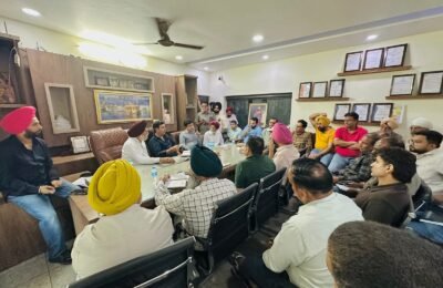 ਇੰਡਸਟਰੀਅਲ ਏਰੀਆ ਦੇ ਦੌਰੇ ਦੌਰਾਨ ਉਦਯੋਗਪਤੀਆਂ ਨਾਲ ਅਹਿਮ ਮੀਟਿੰਗ ਕਰਕੇ ਉਨ੍ਹਾਂ ਦੀਆਂ ਸਮੱਸਿਆਵਾਂ ਨੂੰ ਧਿਆਨ ਨਾਲ ਸੁਣਿਆ।