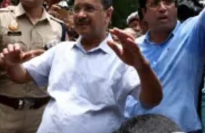 पीएम हाउस तक अरविंद केजरीवाल के मार्च को पुलिस ने रोका, फिरोज शाह रोड पर धरने पर बैठे AAP कार्यकर्ता